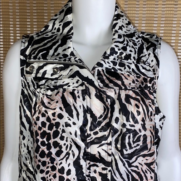 Chico’s Zenergy Black & White Zebra Print Zipper Front Vest Size 1 = M = 8 - Picture 2 of 6